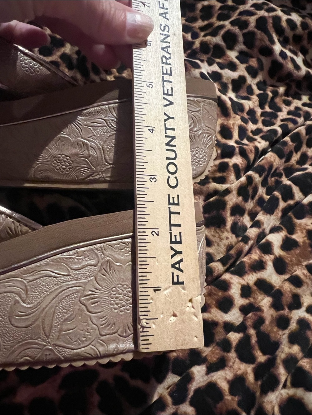 Volatile Women 7 Wedge Sandals, cool embossed floral sides/straps, good cond. - Picture 9 of 9